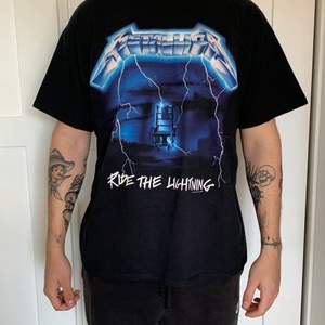 Metallica t-shirt i storlek XXL. Sitter lite gött oversized på mig som vanligtvis bär XL. Använd cirka 3 gånger!