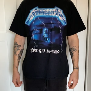 Metallica t-shirt - Metallica t-shirt i storlek XXL. Sitter lite gött oversized på mig som vanligtvis bär XL. Använd cirka 3 gånger!