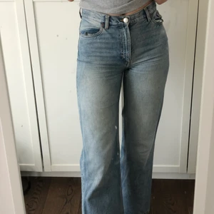 Jeans  - Blåa Vida jeans från monki. Bra skick men säljer pga för små för mig. Köparen står för frakt 