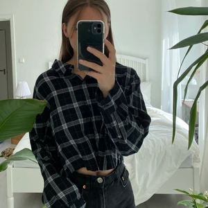 Rutig croppad skjorta - Rutig croppad skjorta från hm<3 skicka privat vid frågor eller intresse🤍