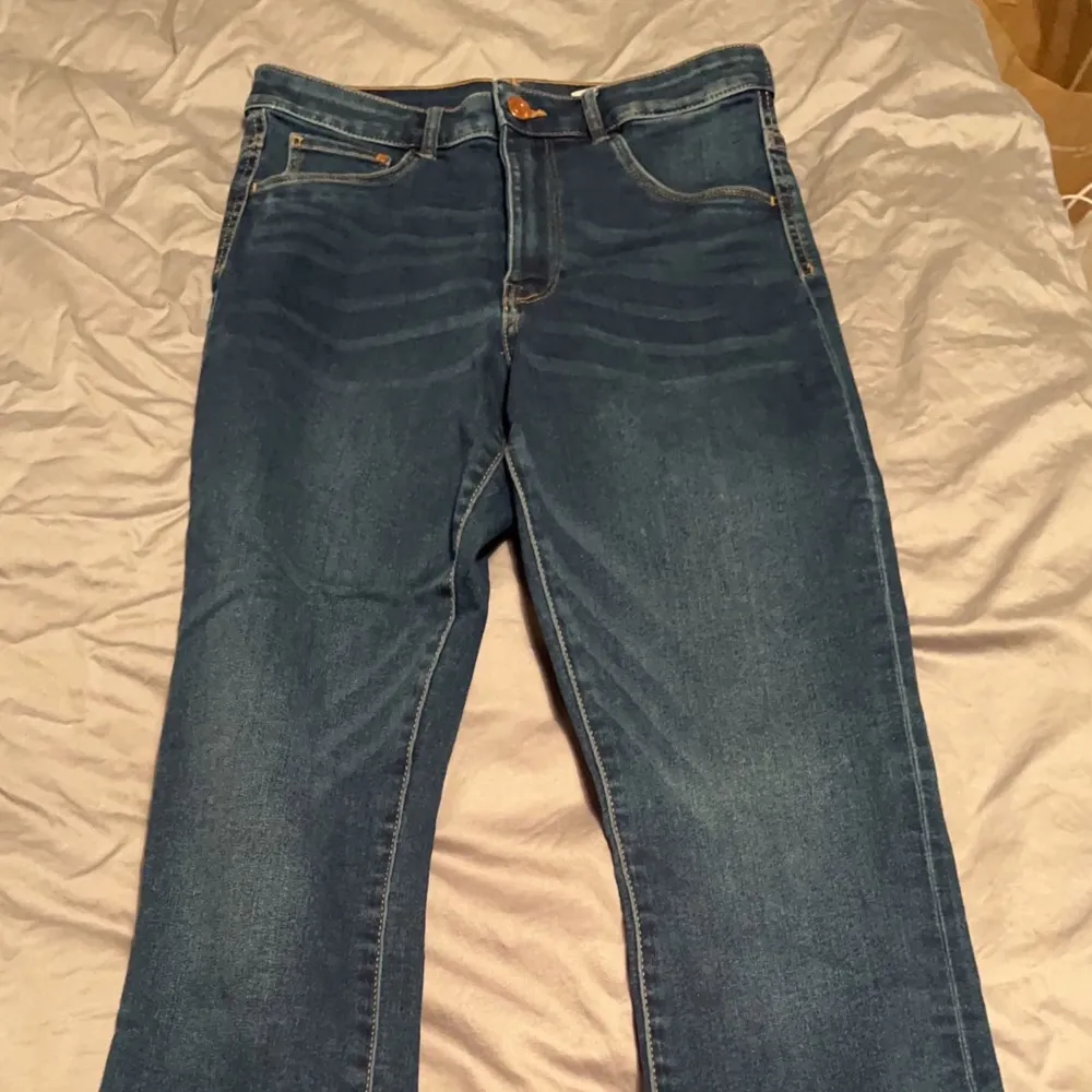Super fina jeans endast använda en gång, kan mötas upp annars står köparen för frakten <3. Jeans & Byxor.