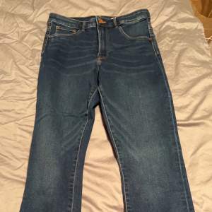 Super fina jeans endast använda en gång, kan mötas upp annars står köparen för frakten <3