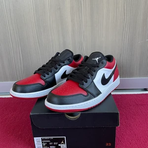 Jordan 1 low - Jordan 1 low bred toe, oanvända, US 9,5/ EU 43
