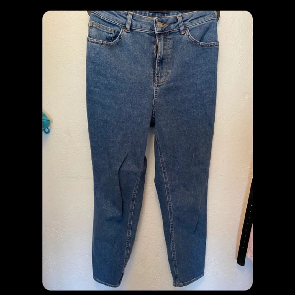 High waist Mom jeans köpta i Turkiet i stl 28 (turkisk stl), jag har stl S i byxor och de är lite för stora för mig. Skulle säga att den passar M för en tight passform men S för lite oversized. Vid leverans tillkommer frakt kostnad.. Jeans & Byxor.
