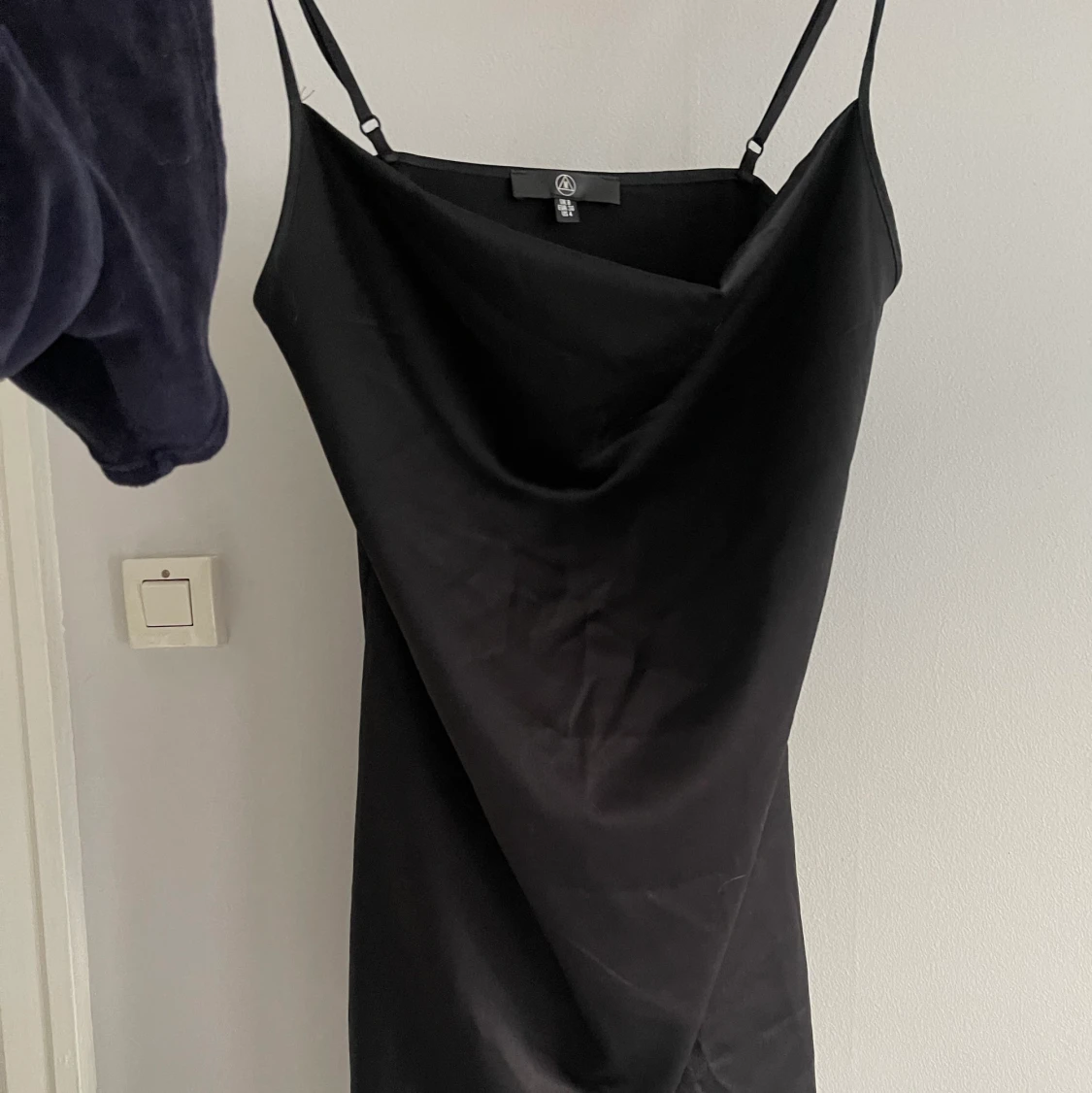 Svart kort satin klänning misguided - 90