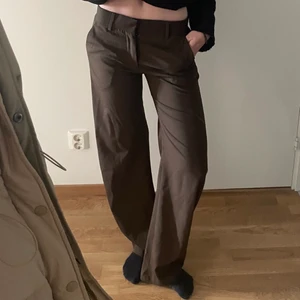 Kostym byxor - Säljer dessa fina mörkbruna kostymbyxor från zara, slutsålda. I storlek xs men passar även small❤️
