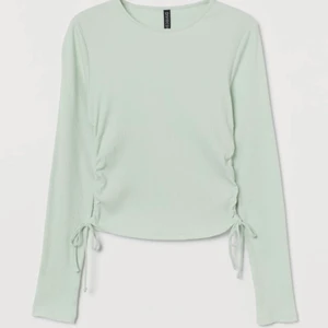 Långärmad grön tröja  - Långärmad mintgröna tröja, draperad på båda sidorna. Använda någon gång men är i mycket var skick. Frakt kan ändras!