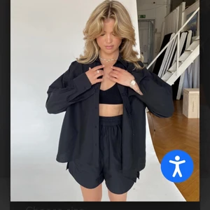 Brezy Shorts Black - INTRESSEKOLL❣️ vill helst byta shortsen till M, nästintill oanvända pga lite små! Funderar annars på att även sälja dem vid snabb affär