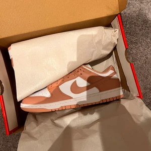 NIKE DUNK LOW WISPER ROSÉ  - * NIKE DUNK LOW ROSE WISPER  STL: 43  PRIS: 1500kr  