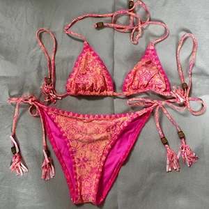 Bikini - Bikini från ripcurl. Rosa och orange. Bra skick. Toppen är XS och nederdelen S. Superfin med mycket detaljer men passar tyvärr inte längre. Frakt 26 🧡💕
