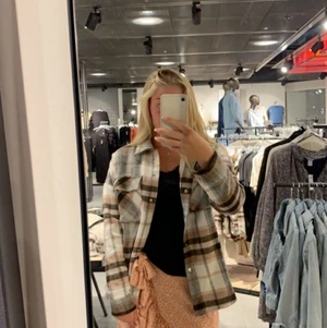 Jacka  - Säljer denna fina vårjacka! Perfekt nu till både våren och sommaren. Den är köpt på Lindex för två år sedan men säljer den för att jag inte längre finner användning för den. Den är i mycket fint skick. Köpareb står för frakten :)