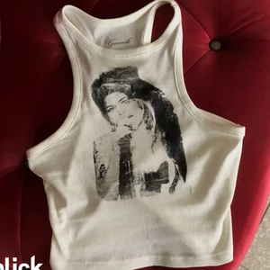 Linne - Jätte fint linne med Amy Winehouse på som jag köpte här på plick men som tyvärr var för stort för mig, så säljer nu vidare i hopp om att hitta ett nytt hem till de🥰Storlek S, super fint skick, frakt tillkommer⚡️