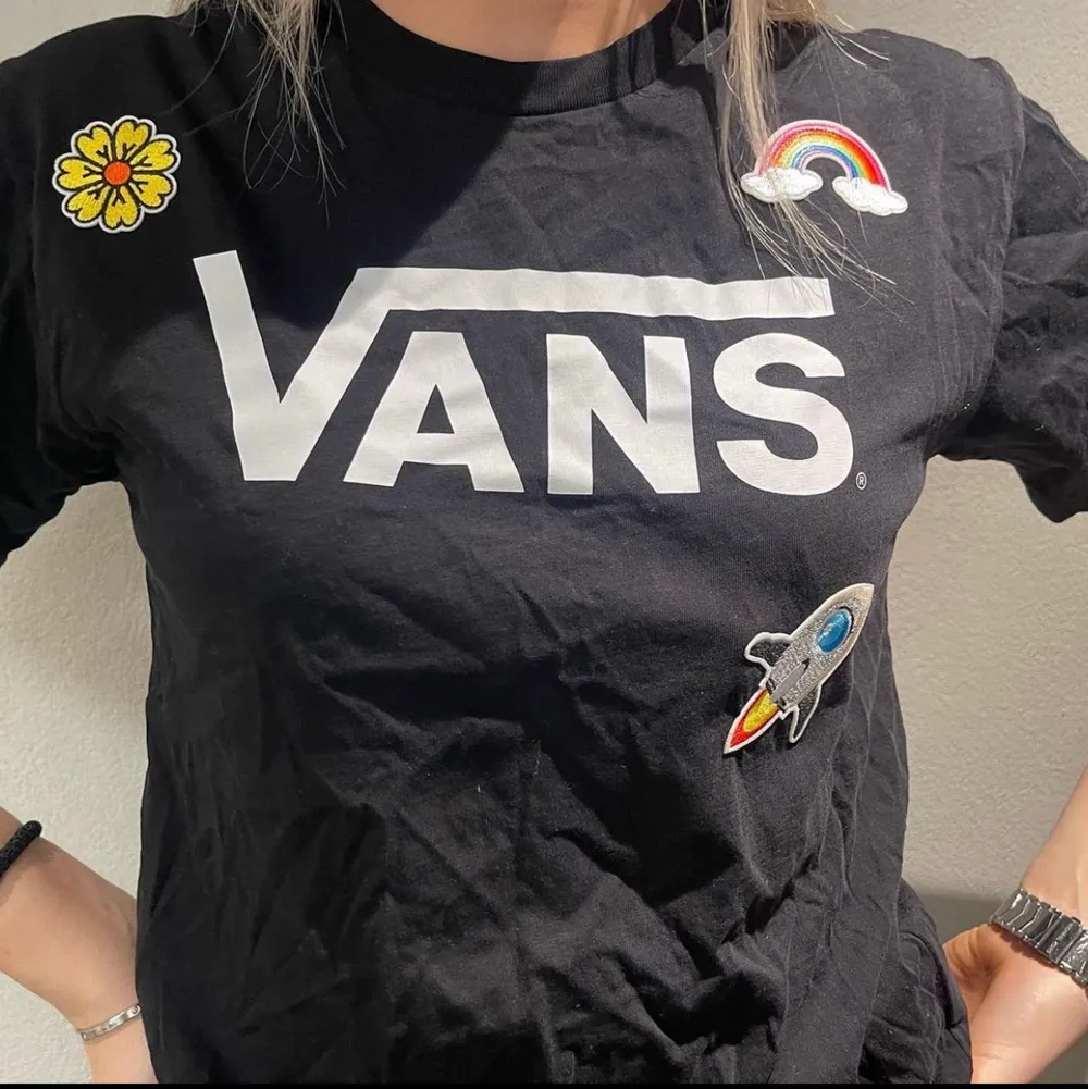 Vans t-shirt med patches ! . T-shirts.