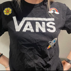 VANS T-SHIRT MED PATCHES  - Vans t-shirt med patches ! 