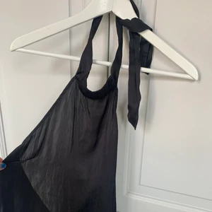 Topp - Svart topp med öppen rygg från ginatricot, varsamt använd💕