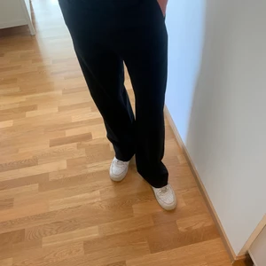 Hope kostymbyxor  - Skick 9/10 då jag har knappt använt dem. Inget fel på dem bara tröttande på kostymbyxor. Strlk 46