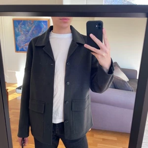 Mörkgrön jacka från COS - Superfin vår/höstjacka från COS i storlek S. Har aldrig använt den och den har lappen kvar. Originalpris är 1750kr och plagget finns inte kvar på deras hemsida. Den är i en jättefin mörkgrön färg. Jag kan mötas upp i Stockholm annars står köparen för frakten :)