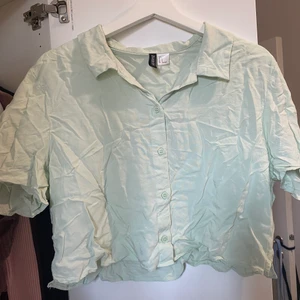 Magtröja skjorta.  - En magtröja i skjortstil. Den är lite grönare än på bilden. Krage och knappar, storlek Large. OBS jag stryker klädesplagget innan ni får det. 