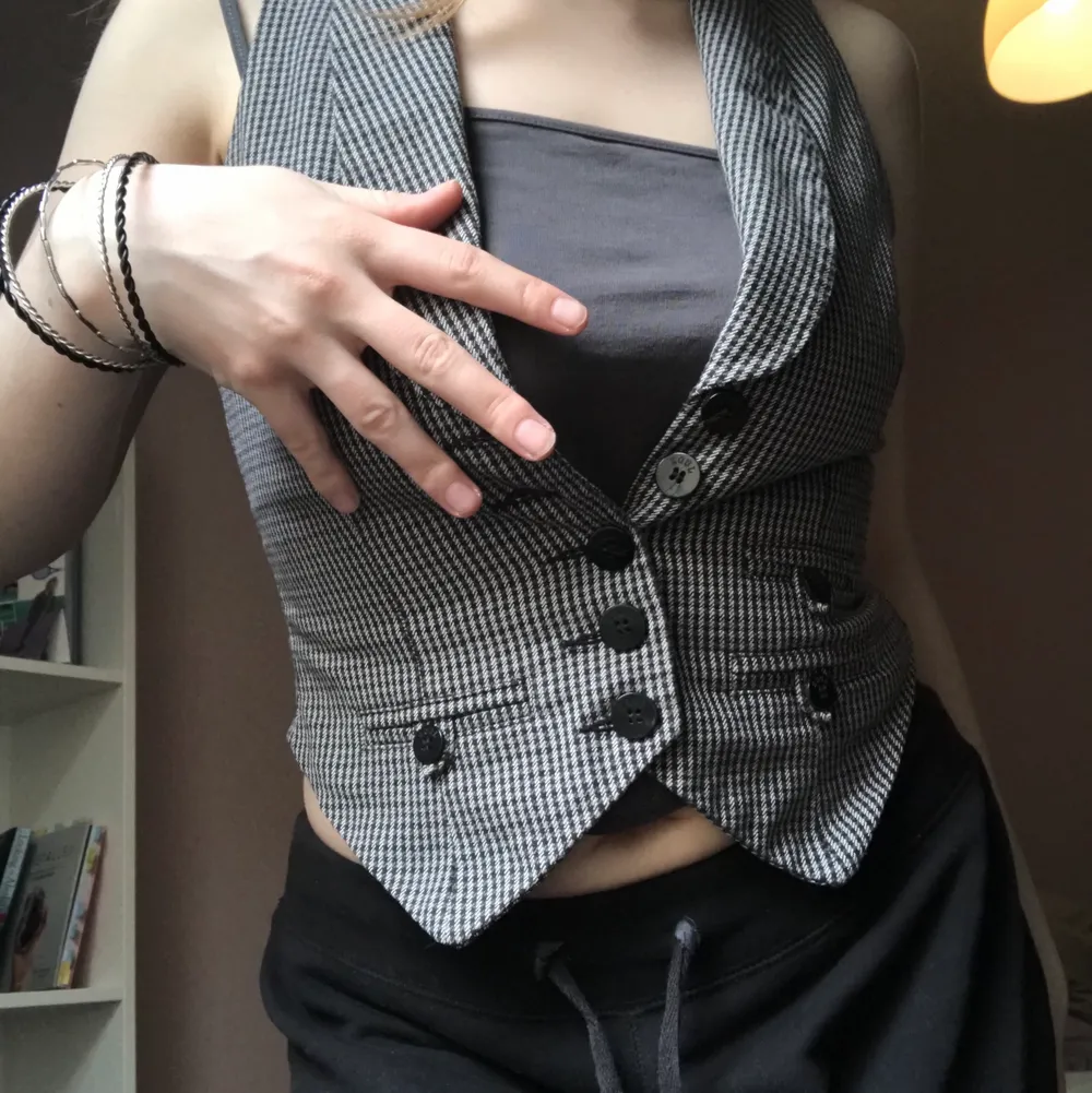 väst som jag köpt second hand men aldrig använd då den inte passar mig, har en liten defekt men inget man inte kan sy ihop! ger mig alice culle, fairygrunge vibes och kan göra en twiligt eller alternative outfit komplett. rekommenderar för en storlek s.. Kostymer.