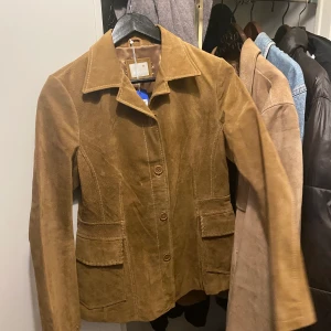 Mockajacka  - Fint skick⭐️ Snygg passform! Jag köpte för många mockajackor…