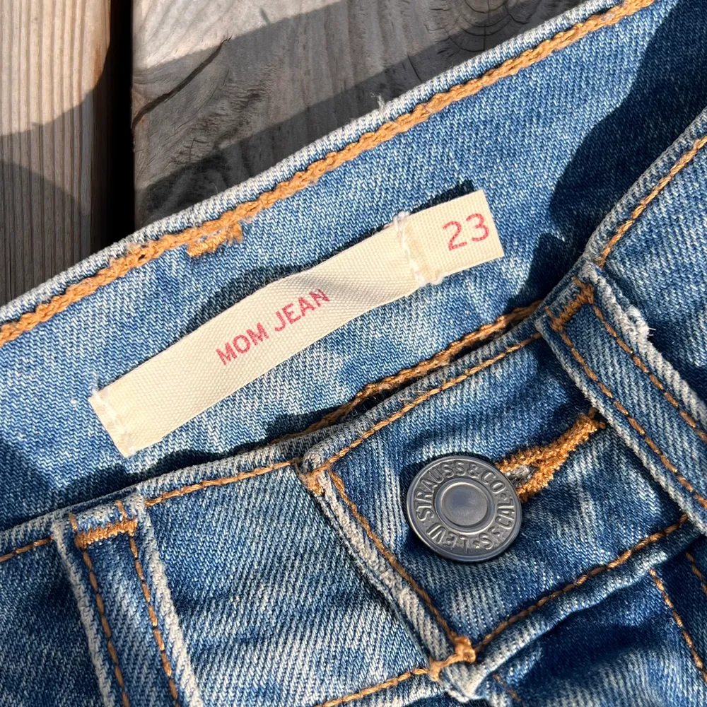 Levis jeans i nyskick! medelhög midja, säljer då dom är för små för mig. Storlek 23 motsvarar ungefär en xxs/xs.. Jeans & Byxor.