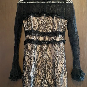 Spets jumpsuit - Svart spets jumpsuit som bara använts några gånger. Köptes när jag var 14, men funkar ändå nu. Passar en XS/S.