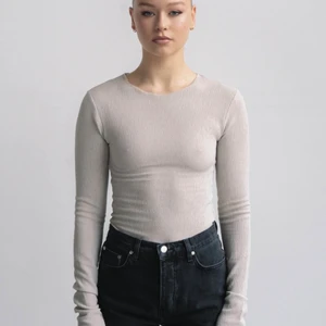 Adsgn Long Sleeve Topp - Säljer denna Long sleeve topp från Adsgn i färgen creme. Aldrig använd och är i storlek M. Har den även i navy och älskar dessa toppar! Du kan få mer bilder. 