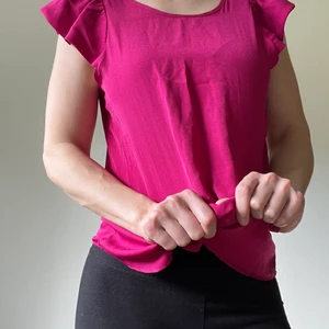 Hot pink blouse SMALL - Beautiful blouse. In good condition. Ruffle in the sleeves. Bought in USA.