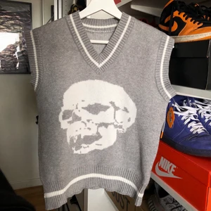 Cardigan väst y2k - Cardigan väst köpt på plick. Säljer då den blivit för liten för mig. Skulle säga att den sitter som XS/S. Skick 8/10 inga flaws bara vardagligt använd. 