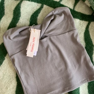 Grå bandeau, Hanna MW - säljer min helt oanvända bandeau från Hanna MW’s populära kollektion med ginatricot. Den är slutsåld överallt och nypris är 299kr :) 