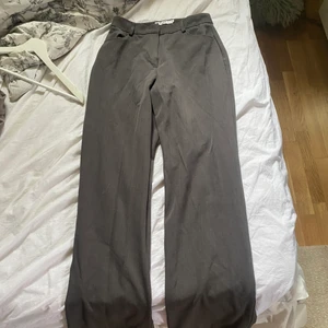 Gråa kostymbyxor  - Säljer dessa gråa kostymbyxor från Nakd i storlek 38. Använda några enstaka gånger så de är som i nyskick. Säljer då de är lite för korta för mig (är 175 cm )💕