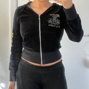 Mjukisjacka  - Unik mjukisjacka i velour. Juicy Couture inspirerade broderier samt urringning. Superfin men använder för sällan. Är fler intresserade blir det budgivning! (Köparen står för frakten) 🌞