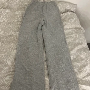 Mjukisbyxor - Gråa vida/raka mjukis byxor använda cirka 3-4 gånger, dem har snören i midjan om man vill dra åt dem lite jätte bra skick och långa i benen