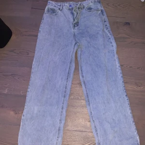 Jeans  - Jeans från SHEIN storlek L. Aldrig använda bara testat. Säljs för de är för långa för mig som är 160. Nypris 269kr.