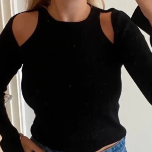 Zara tröja - Säljer min sjukt fina tröja från Zara med slits i ärmen oxh hål vid axlarna! Säljer då den inte kommer till någon användning! Använt ett par fåtal gånger💕🫶🏽 lånade bilder!!