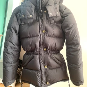 Dunjacka boomerang  - Dunjacka från Boomerang. Inga defekter och i väldigt fint skick😊 I storlek XXS men är stor i storleken skulle säga att den är som en XS/S. Säljer då den har blivit lite för liten för mig tyvärr. Nypris:5999 Mitt pris:1500