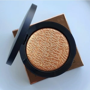 Melt. Cosmetics Digital Dust Highlighter/Bronzer "Nova" - Perfekt som bronzer och highlighter beroende på hudton/önskad effekt. Fraktsumman blir 15kr (frakt m frimärke) vid direkt swish till mig, välj ej Köp Nu isåfall. Samfraktar för minsta möjliga frakt kostnad för dig. Kontakta mig angående