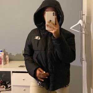 Nike jacka - Säljer min Nike jacka som är i storlek L, den e väldigt skönt och varmt till vintern, hsr använt den  några gånger så den ser ganska ny ut