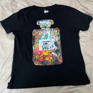 Chanel or die T-shirt  - Snygg Chanel or die tröja som är i bra skick. Köparen står för frakten.