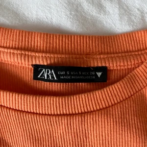 Zara topp - Jättefin orange topp med volang från Zara! Säljs då den ej kommer till användning💛