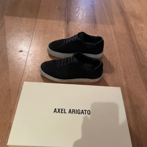 Axel Arigato Skor - Axel Arigato skor Storlek 42 Nypris 2000 Skicket är bra och ett bra pris! Tveka inte för fler bilder/frågor!