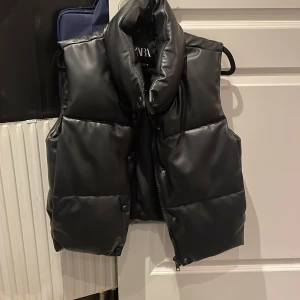 Väst - skin - Skin väst från zara, använd drygt 2 gånger. Helt felfri! 