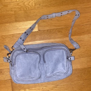 Blå väska - En urgullig ljusblå mellanstor väska, superduper söt och har väldigt mycke plats för att va så liten, köpt från Gina troct  och nästan aldrig använd!!! Köparen står för frakt som ligger på 50kr💞💞💞