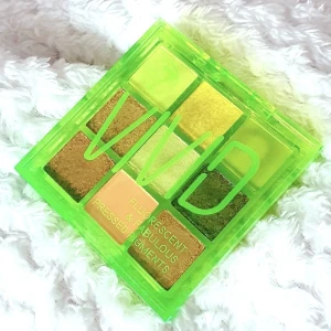 Vivid Eyeshadow Palette Neon Green - W7 - Dupe av Huda's Neon Obsessions som jag köpte innan jag köpte Hudas som jag nu har. Jättefin och väldigt sparsamt använd. Frakt 25kr vid direkt swish betalning. Samfraktar gärna för minsta möjliga frakt kostnad, välj ej Köp Nu i sådana fall, kontakta mig!