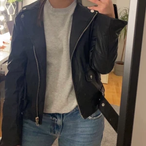 Svart skinnjacka - Säljer min skinnjacka ifrån H&M i storlek XS🖤🖤