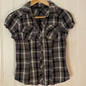 Söt rutig kortärmad skjorta med glitter - Nyskick, aldrig använd av mig då den är för liten. Köpt secondhand <3