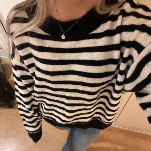 Tröja❤️‍🔥❤️‍🔥 - Jättesöt svart och vit-randig stickad tröja i storlek m, köpt second hand därav ser man att den är använd (se sista bilden), frakt tillkommer alternativt möts upp i Stockholm❤️‍🔥❤️‍🔥tröjan finns kvar, pris kan diskuteras!!