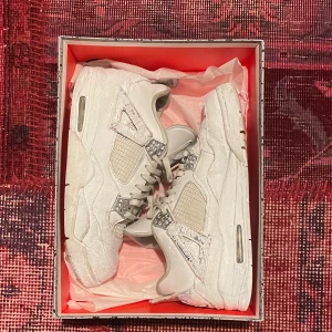 Jordan 4 puré money - Jordan 4 puré money köpta här på plick, dom är använda vilket jag själv tycker är coolt, men kan fixas med en snabb tvätt och ett strykjärn, (skriv gärna om priset eller annan info om skorna!!)