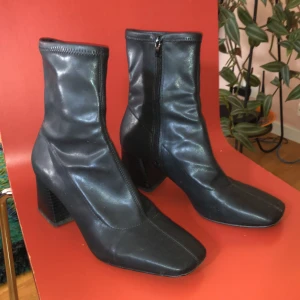 Ankelboots - Ett par svarta ankelboots från Monki 🖤 Storlek 40 men passar mig som växlar mellan strl 39/40.  Sparsamt använda.  PRIS KAN DISKUTERAS