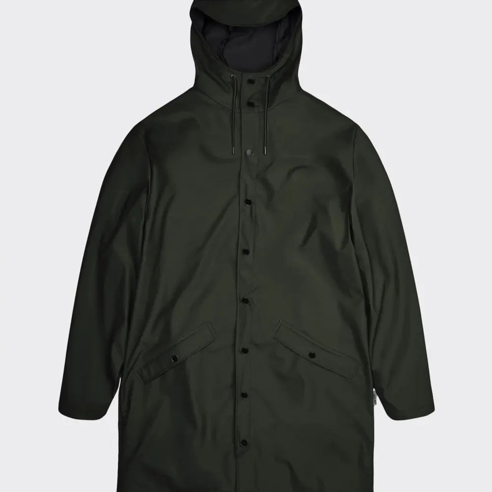 Long Jacket är en längre version av Rains klassiska jacka, jacket. Den här vattentäta jackan tillverkas i Rains starka och hållbara PU-signaturtyg med ultraljudsförseglade sömmar.  finns i olika storlekar :S/M, Nytt pris 999 kr . Jackor.
